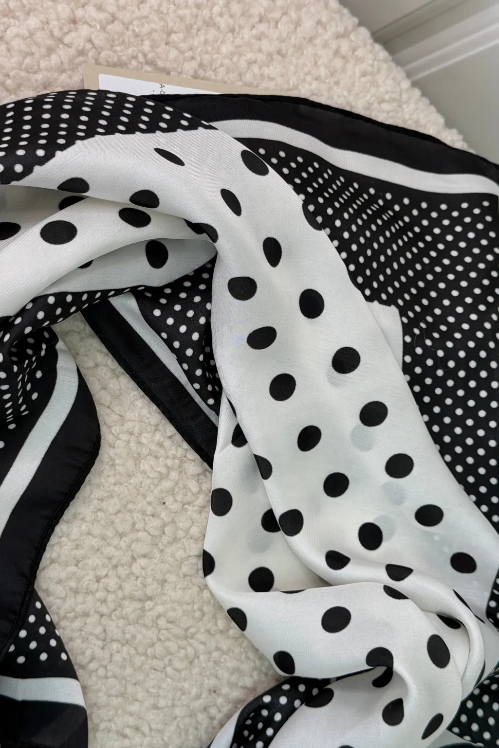 Aeleonora Scarf