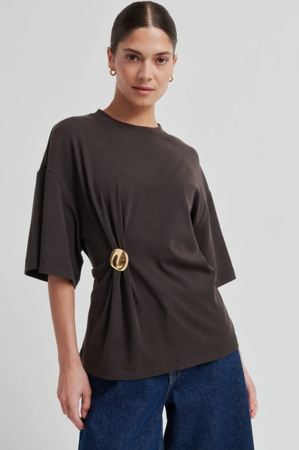 Sfenora Brooch Tee 60432