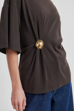 Sfenora Brooch Tee 60432