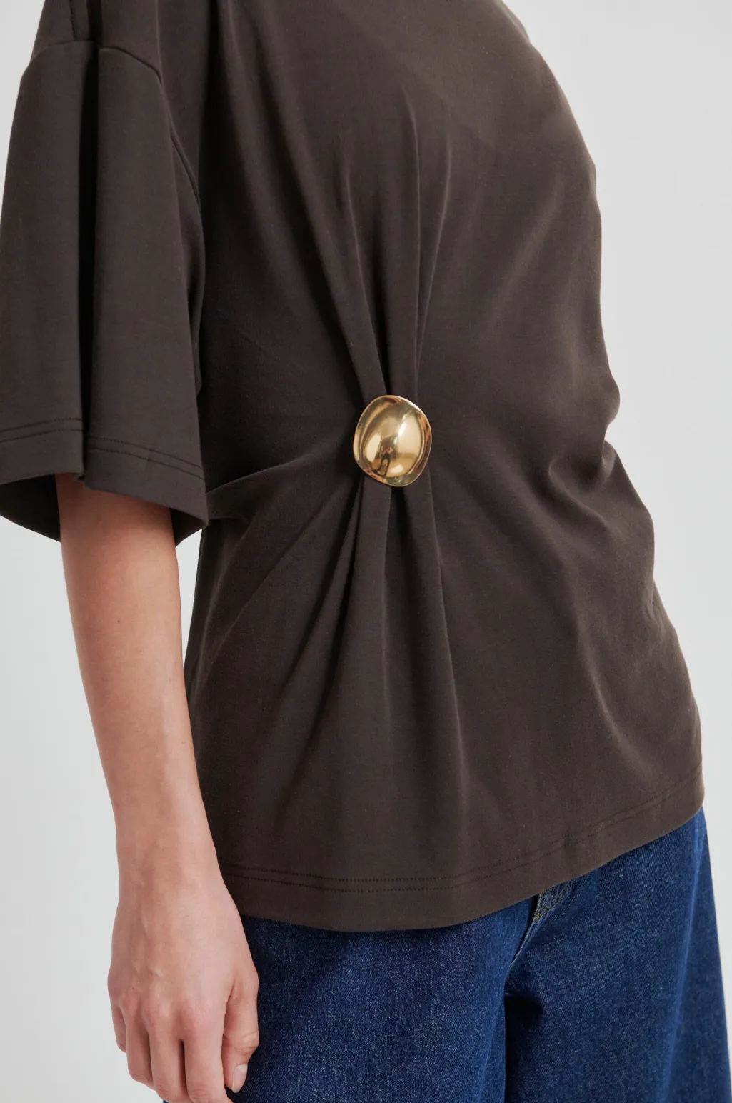 Sfenora Brooch Tee 60432