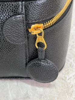 Vintage Chanel Kosmetiktaske – Sort Caviar & Guldhardware